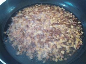 油锅里冒小泡泡，这个时候可以先关火，把炸好的材料捞出来备用，油继续留在锅里