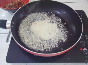 把蒜米放进锅里小火炸2分钟