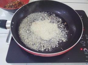 把蒜米放进锅里小火炸2分钟