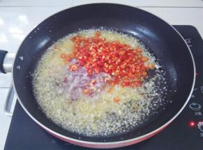 加入洋葱粒，辣椒碎炸到锅里起小泡泡