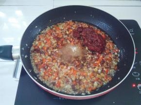 加入生抽，料酒，白糖，辣的豆瓣酱（我用的郫县豆瓣酱）