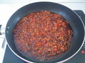翻动炒一下，大概炒2分钟，让锅里的材料彻底融合入味