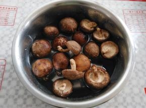 香菇泡水，洗掉香顶上的杂质