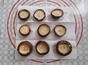 蘑菇去掉柄儿，用厨房纸吸干水份，也可以放阳光下吹吹风自然晾干