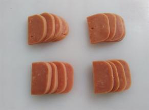 火腿肠切小块，尺寸要能放得住蘑菇的大小，没有火腿肠可以用胡萝卜或者黄瓜切片