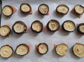 把香菇全部放到火腿肠上面，有的香菇顶不平的压一下