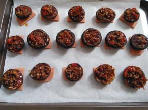 把香菇圈里面全部填满辣椒酱，预热烤箱190度