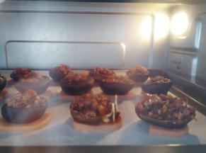 烤箱190度烤6-8分钟，烤出来的香菇香味扑鼻，鲜嫩爽滑