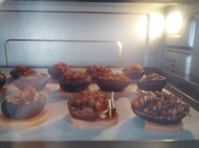 烤箱190度烤6-8分钟，烤出来的香菇香味扑鼻，鲜嫩爽滑