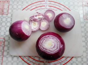 洋葱去掉干皮，洗净晾干水份，头部切掉一部分，让整个洋葱能够站稳