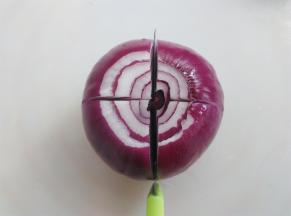 用小刀在洋葱上划十字，底部不要切断，保留1厘米的高度