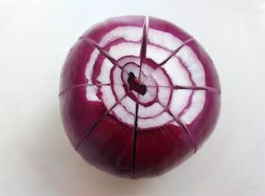 再切一次十字，分成8瓣，底部依旧保留1厘米的高度