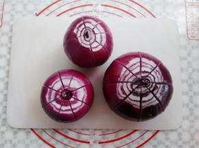 所有的洋葱依次切好，整个洋葱刷一层玉米油