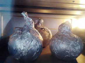 洋葱放入烤箱180度烤25分钟