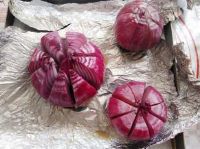 取出打开锡纸，再给洋葱刷一次玉米油