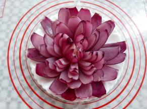 取出放凉一会装盘，借助双手把洋葱花瓣稍微整理一下，想吃的可以在步骤7刷油后撒上一点点孜然粉，我用来欣赏的就不加其他调味料了