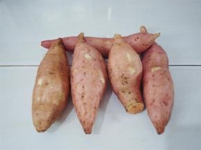 红薯刷洗干净（洗了5个，实际只能烤4个）