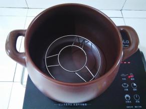 在砂锅里放上一个架子