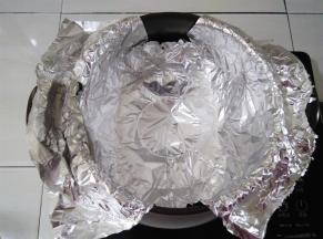 在砂锅里垫上一张大点的锡纸