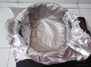 为了不让红薯在烤的过程中汁水流到砂锅里，我在另外一个方向同样垫上锡纸