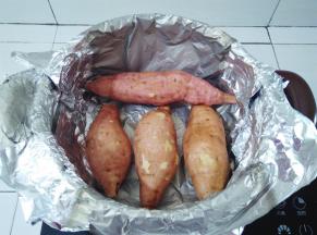 把红薯放入砂锅里