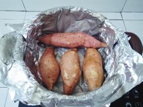 把红薯放入砂锅里