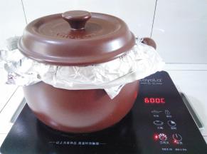 盖上盖子，大火烤40分钟，锡纸在外面是为了烤红薯过程中的水汽排出砂锅外。