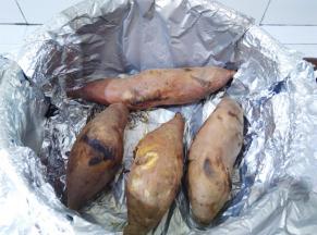 30分钟后，红薯有轻微的黑色焦斑，用筷子把红薯翻一边，继续烤20分钟