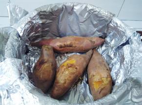 烤到设定的时间，用牙签或者筷子能轻松插入红薯就烤熟了，这个时候红薯还不够好吃，关火，盖上盖子，用砂锅的余温再焖15分钟