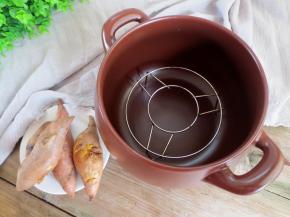 烤熟以后从砂锅里取出红薯放到温温的就可以吃了