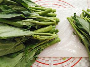 芥兰摘去老的叶子和梗，叶子上有虫眼，据卖芥兰的老人说是没打过虫