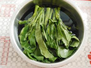 在盆子里放一点盐，芥兰泡水1小时左右，这个时间可以先把淋菜的汤汁先做了