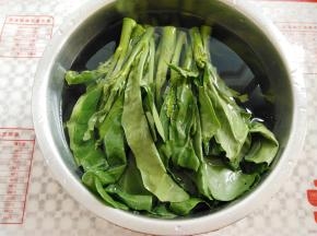 在盆子里放一点盐，芥兰泡水1小时左右，这个时间可以先把淋菜的汤汁先做了