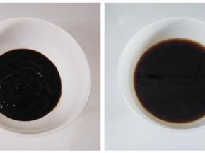 取一只干净的碗，放入蚝油和生抽，加入适量的开水，搅拌均匀到没有结块的蚝油