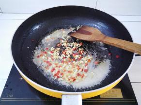 烧热油锅，放入10克猪油，翻炒切好的辣椒蒜米姜粒