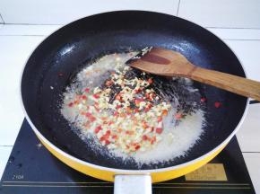 烧热油锅，放入10克猪油，翻炒切好的辣椒蒜米姜粒