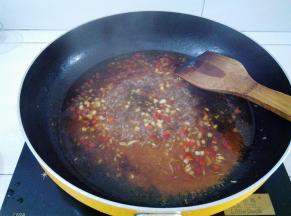 倒入蚝油汤汁，煮开，盛起备用