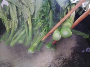 根部夹起来看中间还有一点点白心的时候芥兰的叶子也可以放到锅里了