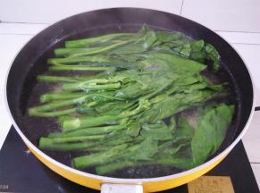 芥兰在锅里再灼水2分钟