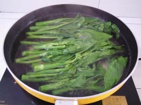 芥兰在锅里再灼水2分钟