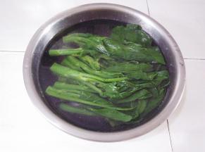 芥兰捞出来过水，因为用的猪油所以会有些油迹