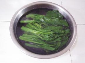 芥兰捞出来过水，因为用的猪油所以会有些油迹