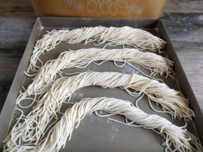 面条撒上一点点干粉，防止粘在一起