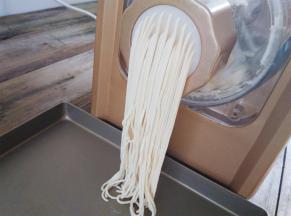 面条开始缓慢的制作，到一定长度的时候用剪刀剪断