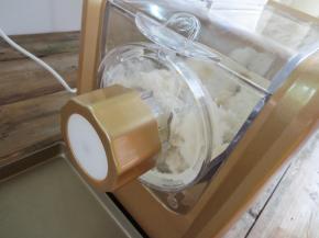 面条机安装好模片（我用的细圆面），倒入面粉，滴入水，用自动程序十分钟左右