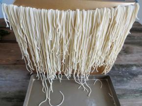 制作好的面条可以用干净的衣架挂起来