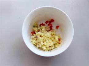 辣椒，生姜，蒜米切成小颗粒待用