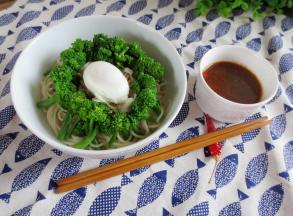 用面碗装上面条，摆上西兰花，土鸡蛋，淋上汤汁就可以开吃