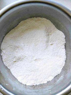 除黄油外全部粉类混合均匀