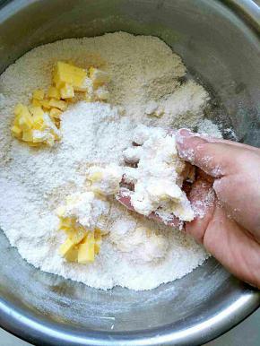 放入黄油双手搓成细沙状